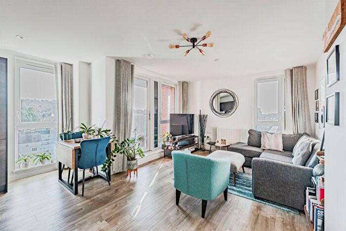 2 Bedroom Flat For Sale In Marketfield Way, Redhill, RH1