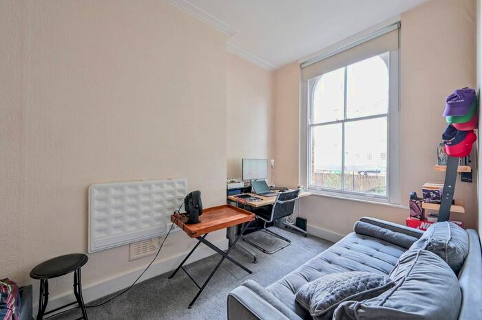Studio To Rent In Clapham Road, Oval, London, SW9