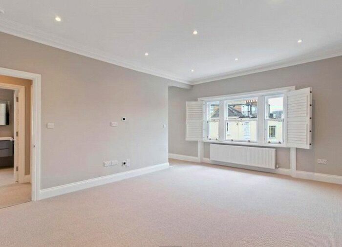 3 Bedroom Flat To Rent In Belsize Square, Belsize Park, London, NW3