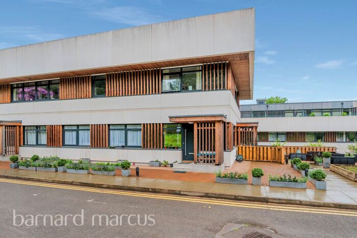 2 Bedroom Flat To Rent In Deepdene Avenue, Dorking, RH5