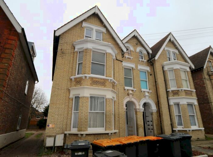 1 Bedroom Flat To Rent In Chaucer Road, Bedford, MK40