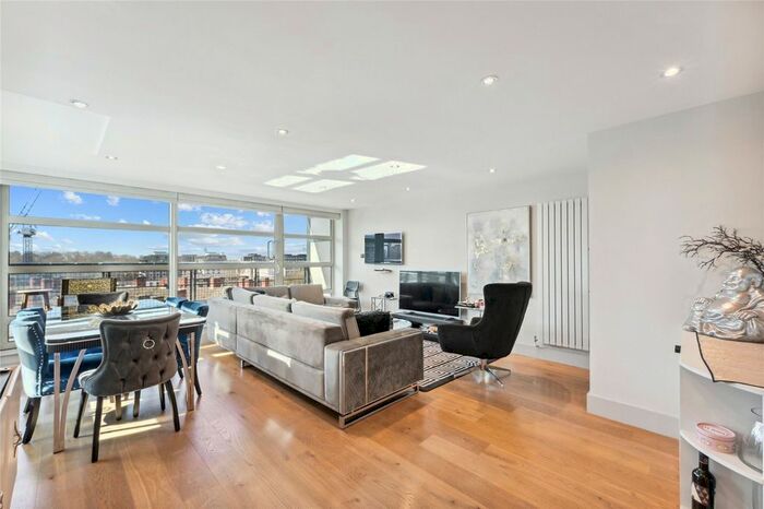 3 Bedroom Flat To Rent In Consort Rise House, Buckingham Palace Road, SW1W