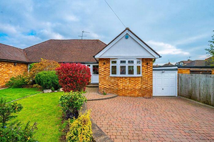 3 Bedroom Bungalow For Sale In Westland Drive, Brookmans Park, AL9