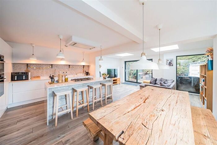 4 Bedroom Property For Sale In Shacklegate Lane, Teddington, TW11