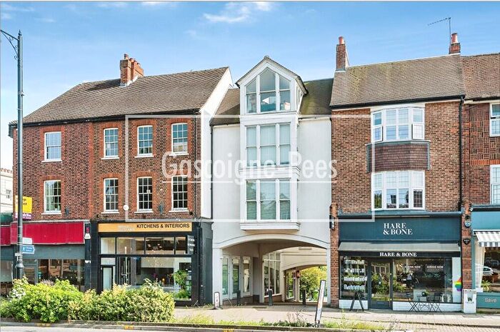 Apartment To Rent In King Georges Walk, Esher, KT10