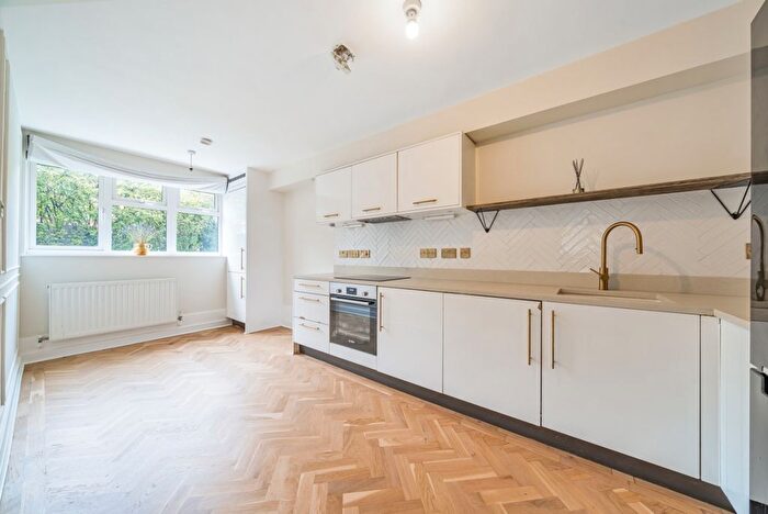 2 Bedroom Flat To Rent In Limerick Close, London, SW12