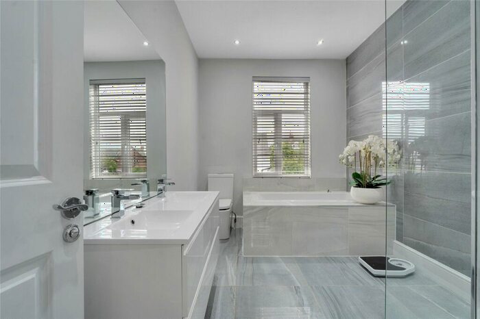 3 Bedroom End Of Terrace House For Sale In Avenue Road Extension, Clarendon Park, Leicester, LE2