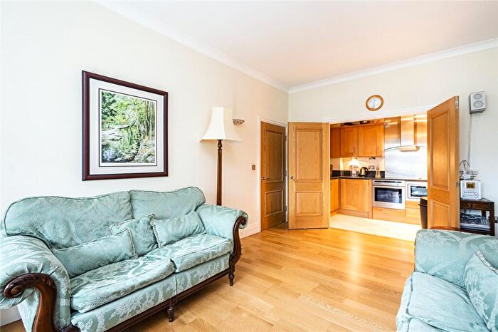 2 Bedroom Flat For Sale In Temple Avenue, London, EC4Y - Photo 2