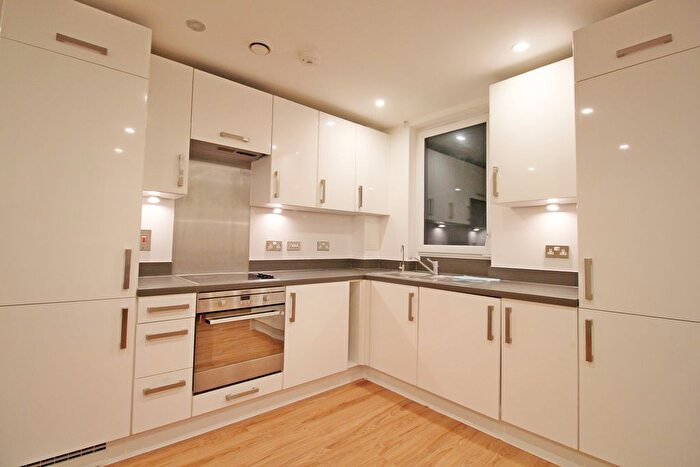 2 Bedroom Flat To Rent In Pontes Avenue, Hounslow, TW3