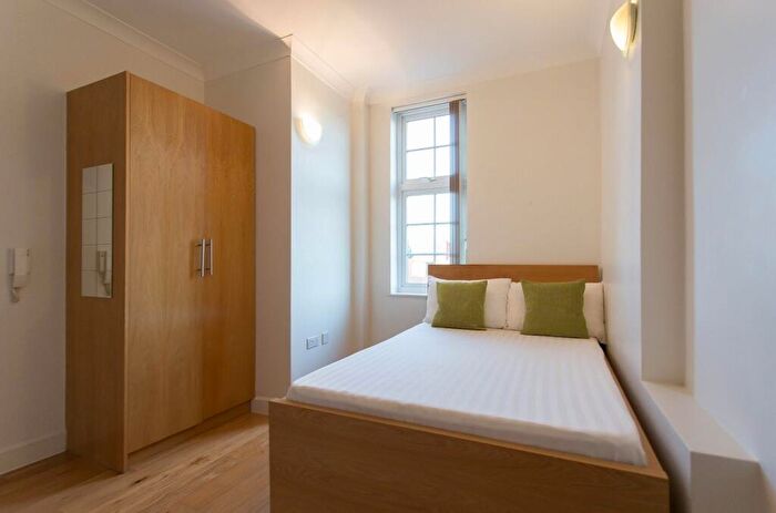 Studio To Rent In Flat, Golders Way, Golders Green, NW11