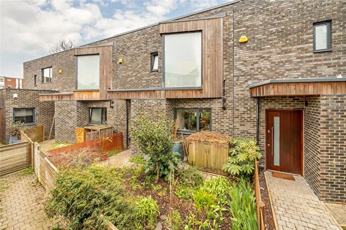 3 Bedroom Detached House For Sale In Chelmer Road, London, E9