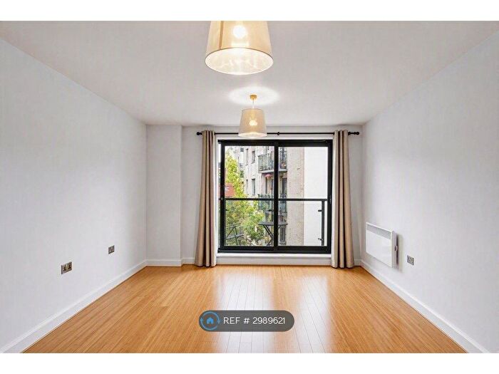 2 Bedroom Flat To Rent In Queens Gate, Watford, WD17