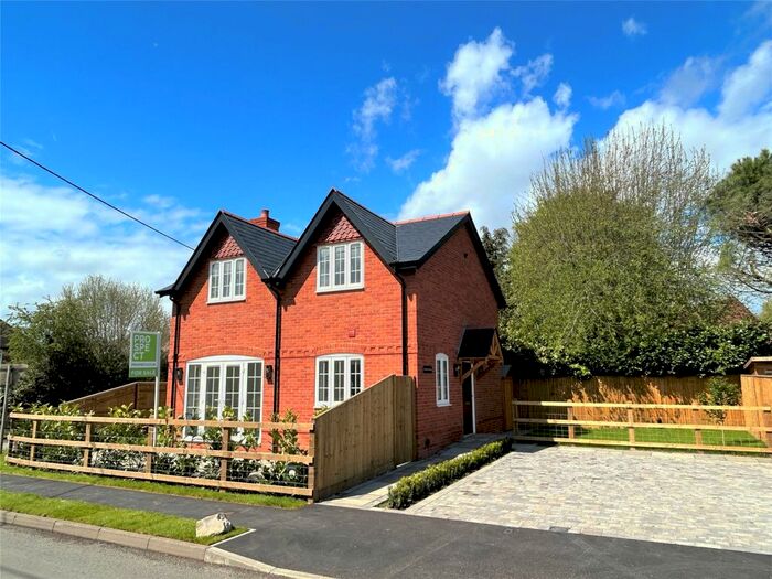 3 Bedroom Detached House For Sale In Horsepond Road, Gallowstree Common, Reading, Oxfordshire, RG4