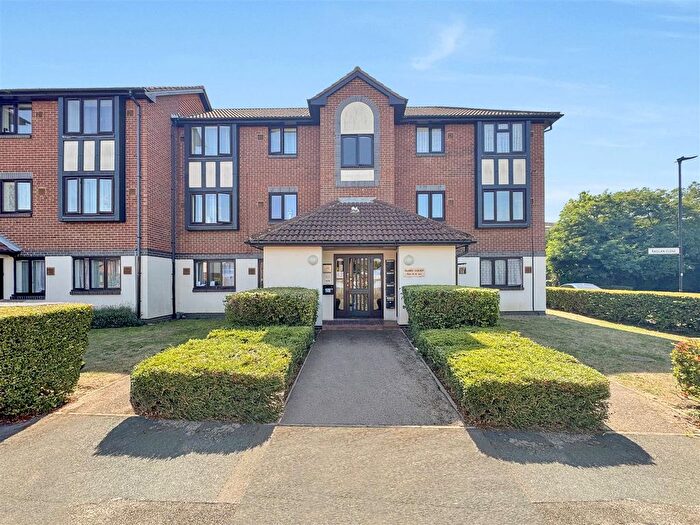 1 Bedroom Flat To Rent In Raglan Close, Hounslow, TW4