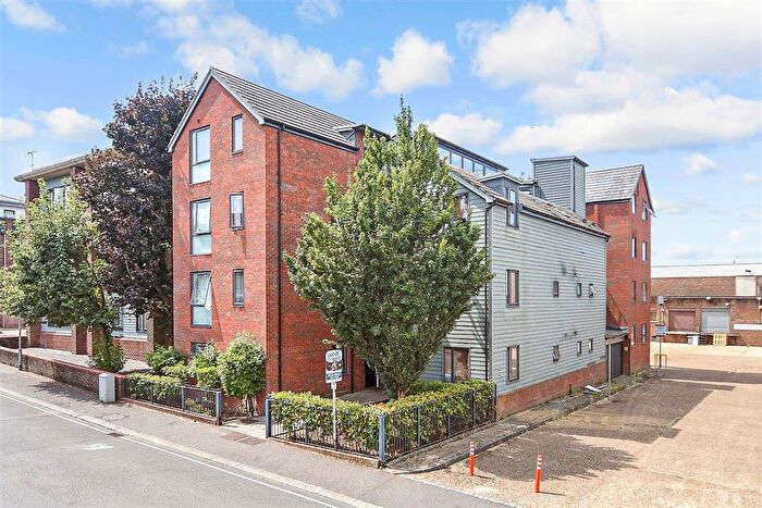 1 Bedroom Flat For Sale In Cantelupe Road, East Grinstead, West Sussex, RH19