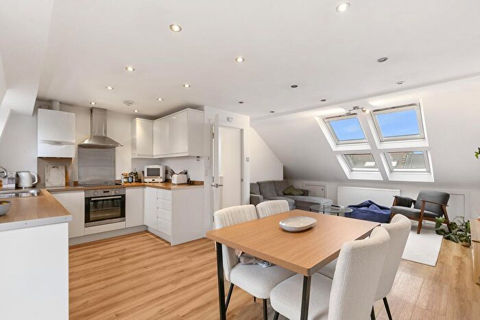 2 Bedroom Flat To Rent In Rostrevor Road, Parsons Green, London, SW6