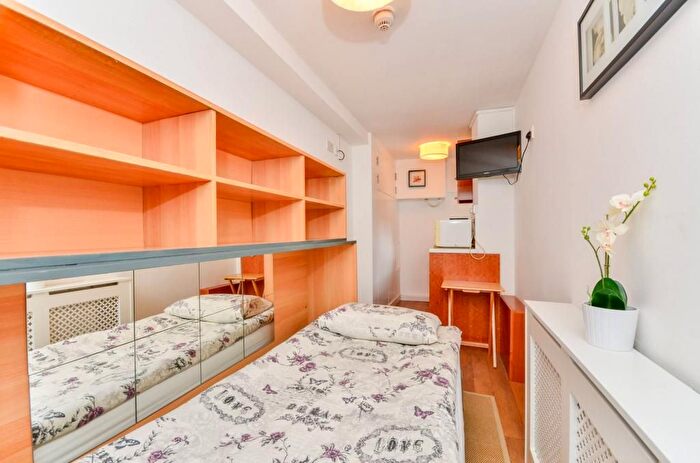 Studio To Rent In West Cromwell Road, Earls Court, London, SW5