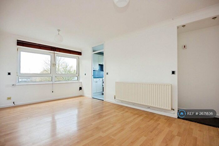 1 Bedroom Flat To Rent In Purbeck Court, Guildford, GU2