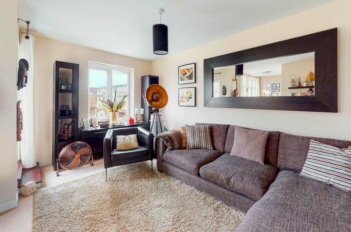 2 Bedroom Flat To Rent In Magdalene Gardens, Whetstone, London, N20