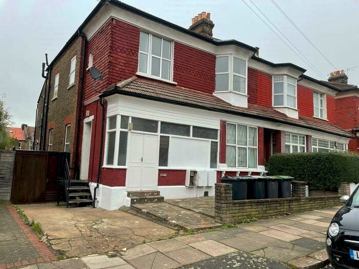 3 Bedroom Flat To Rent In Sylvan Avenue, Wood Green, N22