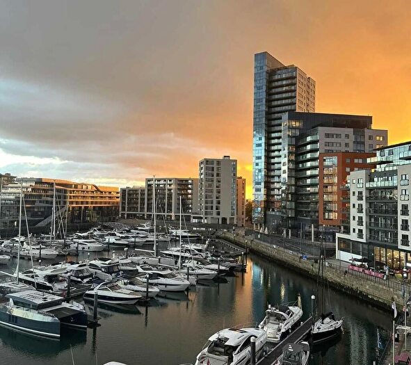 2 Bedroom Apartment To Rent In Maritime Walk, Ocean Village, SO14