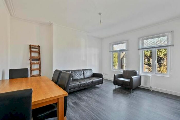 3 Bedroom Flat To Rent In Brownlow Road, Bounds Green, London N11