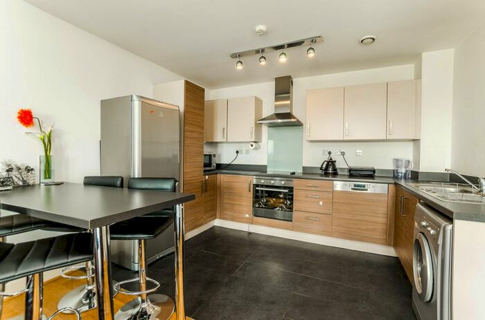 2 Bedroom Flat To Rent In Katherine Close, Manor House, London, N4