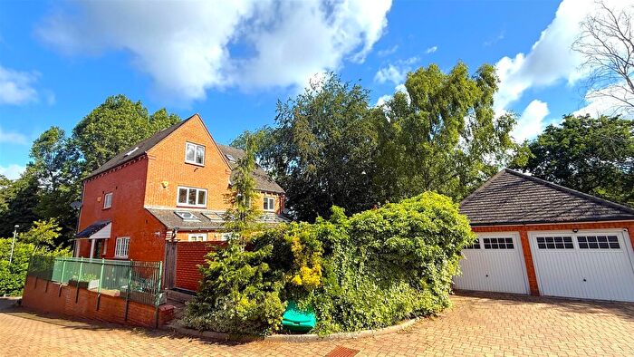4 Bedroom Semi-Detached House For Sale In Westhill Close, Selly Oak Birmingham, B29