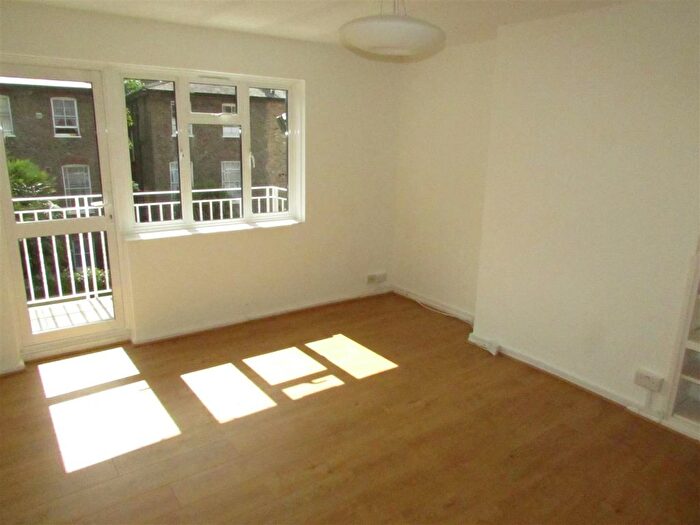 3 Bedroom Flat To Rent In Chichester Road, Kilburn Park, NW6