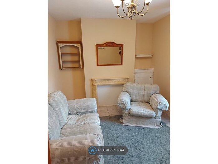 2 Bedroom End Of Terrace House To Rent In William St, Swansea, SA3