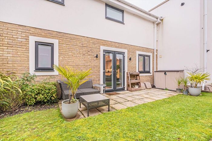 1 Bedroom Maisonette For Sale In Kemble Close, Weybridge, KT13