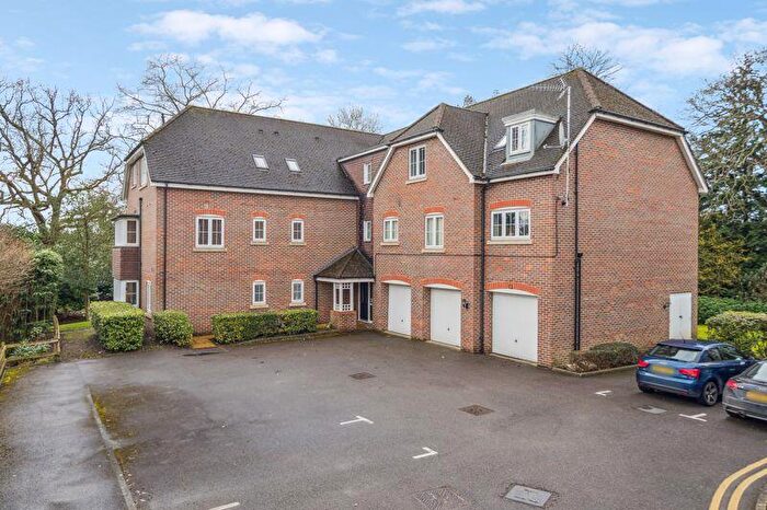 2 Bedroom Flat For Sale In Cranwells Lane, Farnham Common, SL2