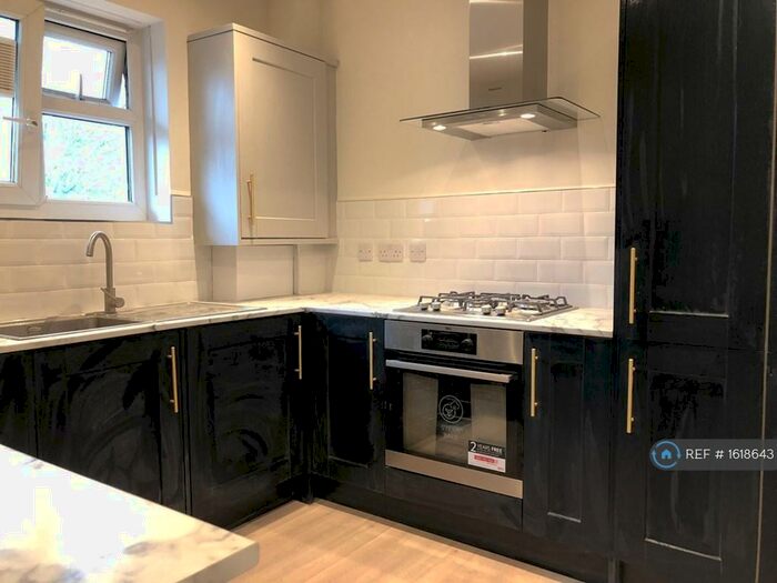 3 Bedroom Flat To Rent In Tullis House, London, E9