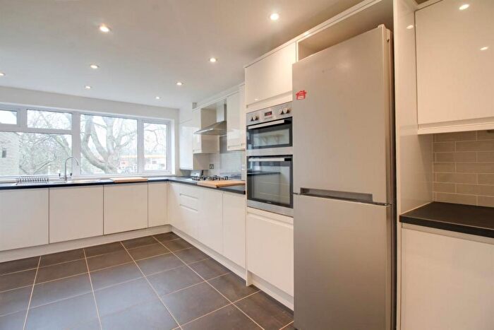 2 Bedroom Flat To Rent In Foxes Piece, Marlow, SL7