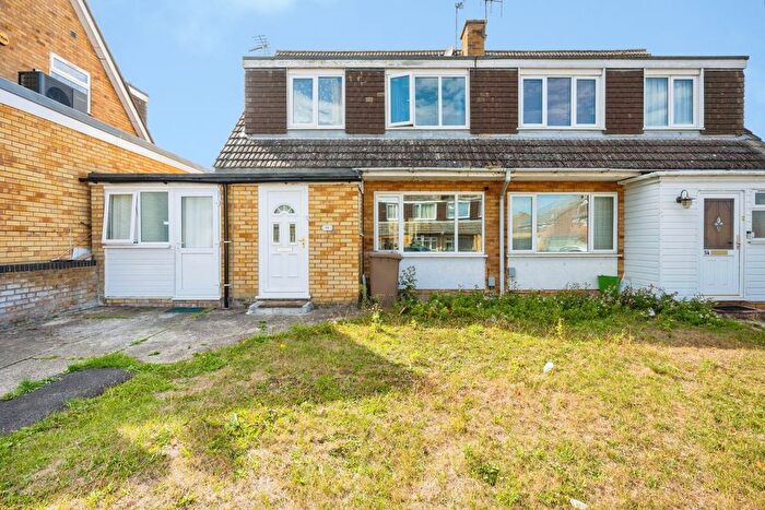 4 Bedroom Semi Detached House For Sale In Holgate Drive, Luton, Bedfordshire, LU4