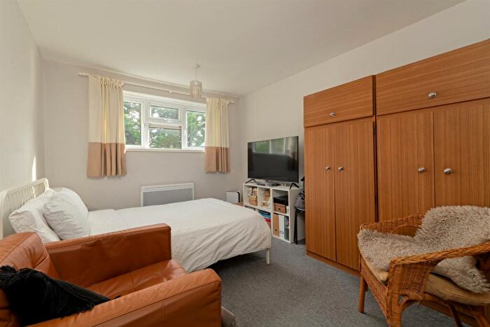 1 Bedroom Apartment For Sale In Sultan Road, Wanstead, E11