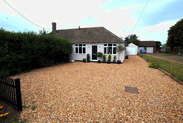 3 Bedroom Semi-Detached Bungalow For Sale In Avenue Road, Rushden, NN10