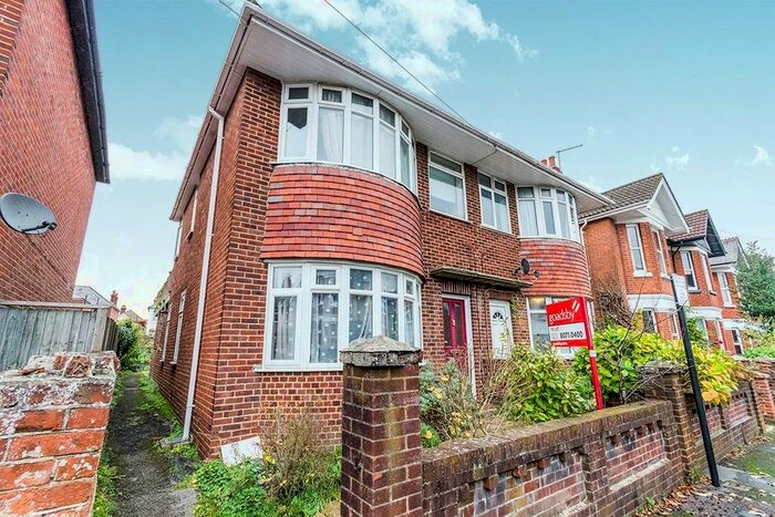 3 Bedroom Flat To Rent In Holyrood Avenue, Southampton, Hampshire SO17