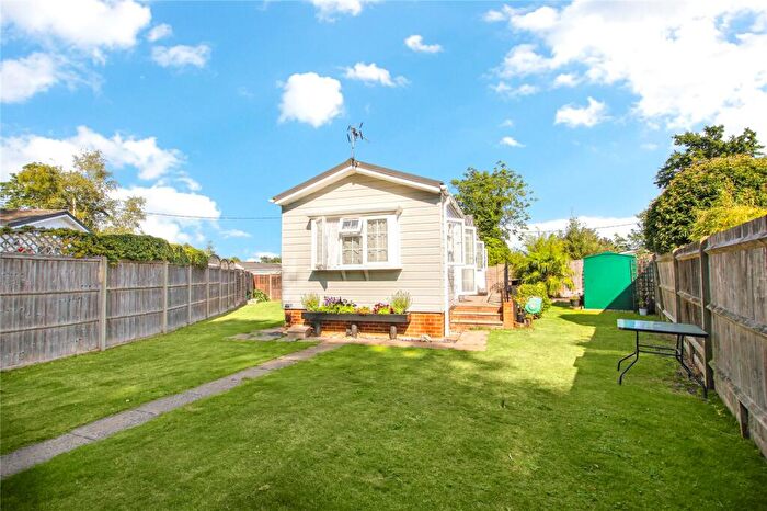2 Bedroom Park Home For Sale In Wellingtonias, Warfield Park, Bracknell, Berkshire, RG42