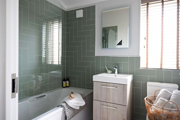 2 Bedroom Park Home For Sale In Lillybrook Estate, Lyneham, Chippenham, SN15