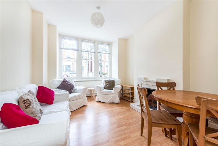 2 Bedroom Flat To Rent In Fontarabia Road, SW11