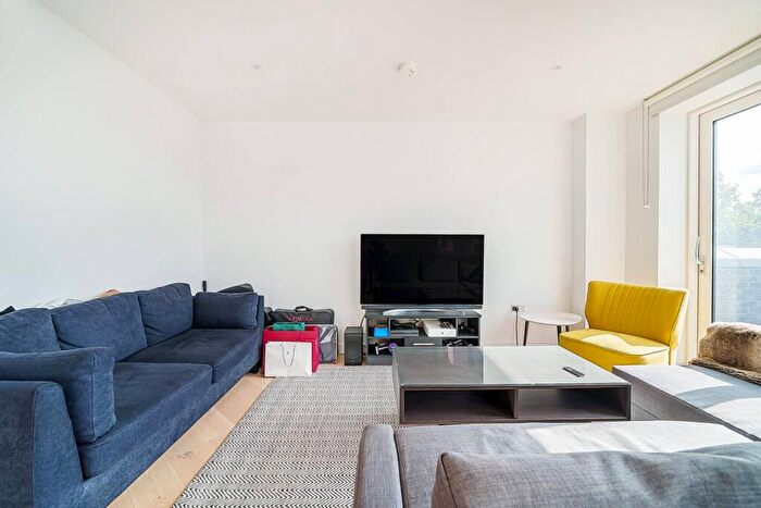 1 Bedroom Flat To Rent In Tarling House, Elephant And Castle, London, SE17
