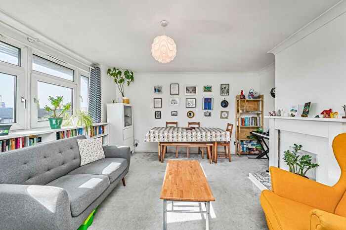 2 Bedroom Flat For Sale In St Ann's Hill, Wandsworth, London, SW18