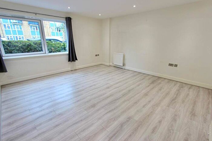 2 Bedroom Flat To Rent In Alice Court, London, N22