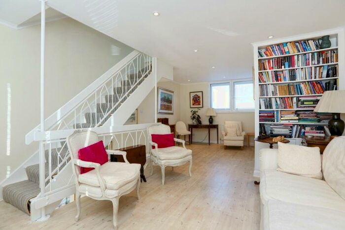 2 Bedroom Town House To Rent In The Elms London, SW13