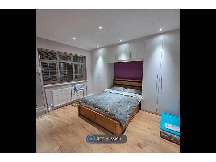 5 Bedroom Semi Detached House To Rent In Chestnut Close, Hayes, UB3