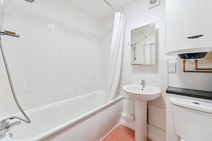 3 Bedroom Flat To Rent In London Road, Mitcham, CR4