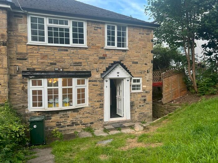 3 Bedroom Town House To Rent In Aireville Rise, Bradford, West Yorkshire, BD9