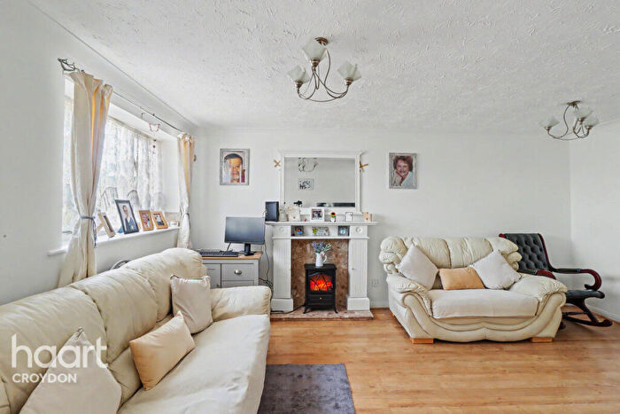 4 Bedroom Town House For Sale In Kelvin Gardens, Croydon, CR0
