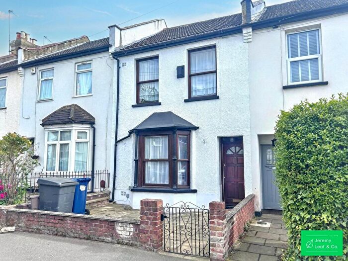 3 Bedroom Terraced House For Sale In Lodge Lane, London, N12